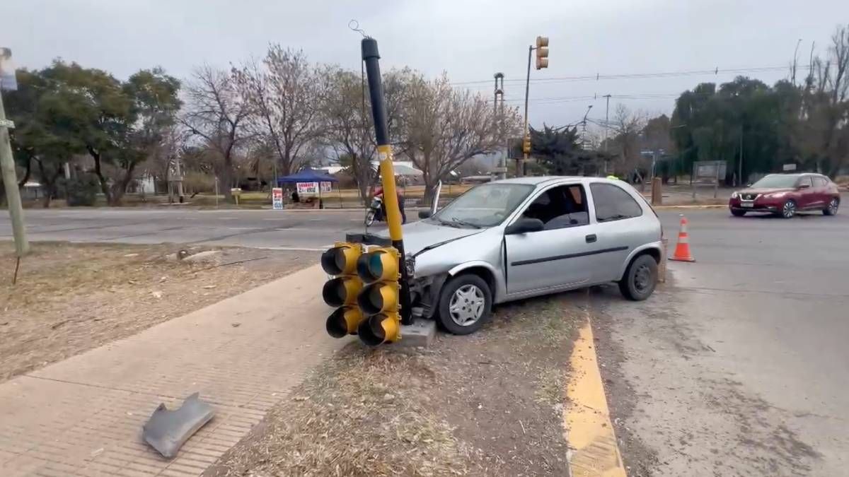 Así terminó el conductor del Chevrolet Corsa tras intentar escaparse de la Policía.