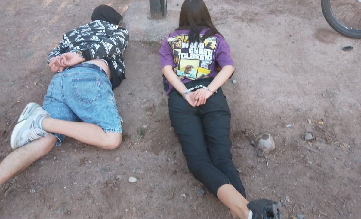 La pareja de jóvenes de 25 años fue detenida tras atacar a dos adolescentes.