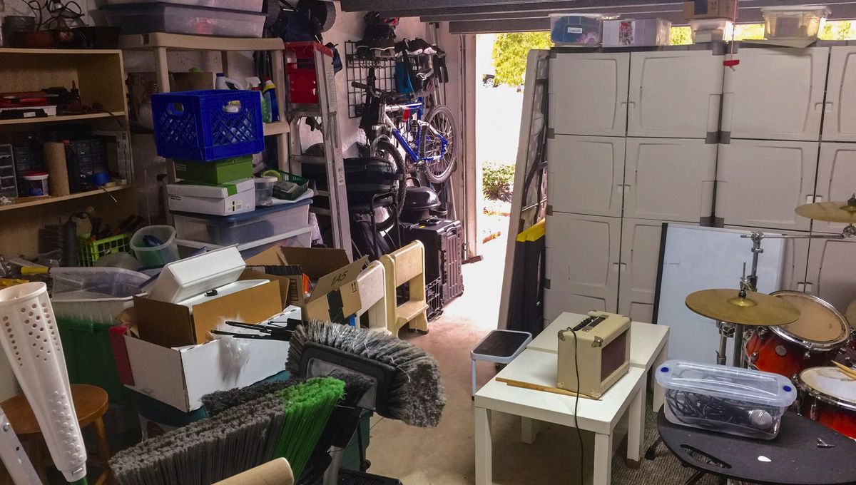 En el garaje suele llenarse de polvo, mugre e insectos. En el garaje suele llenarse de polvo, mugre e insectos. 