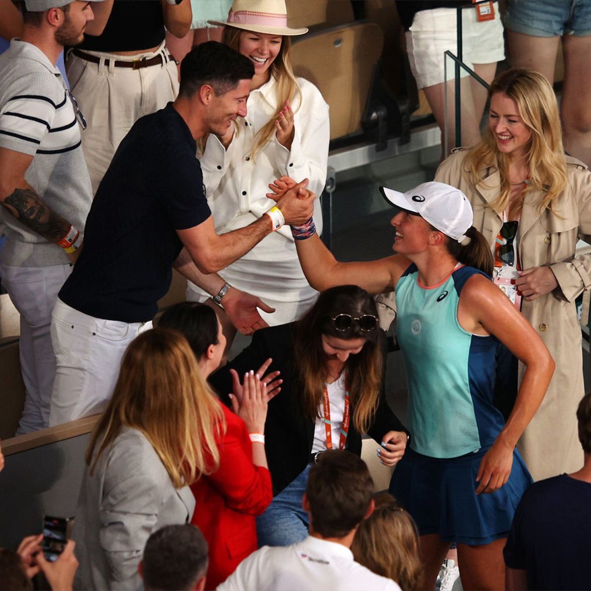 Cumbre de polacos: Robert Lewandowski fue a alentar a Iga en la final