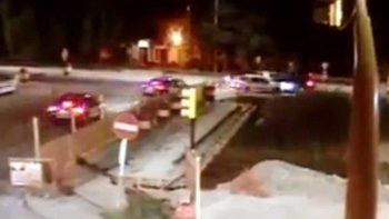 Perseguido por la policía, ingresó en contramano a la Costanera y chocó