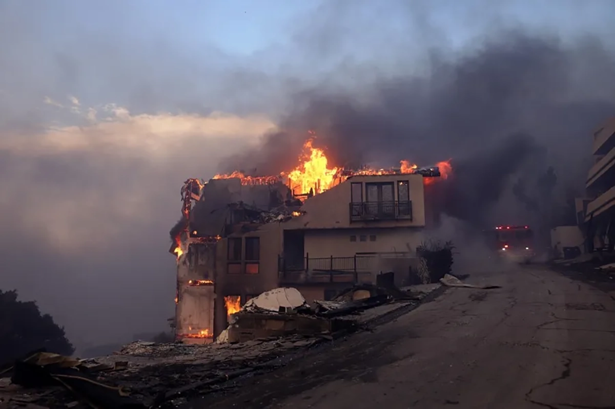 Una casa arde por el incendio forestal de Palisades en Malibú