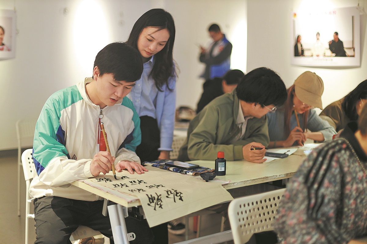Jóvenes practican caligrafía en la Escuela Nocturna de Guanyinqiao en Chongqing. DENG RUI / CHINA DAILY