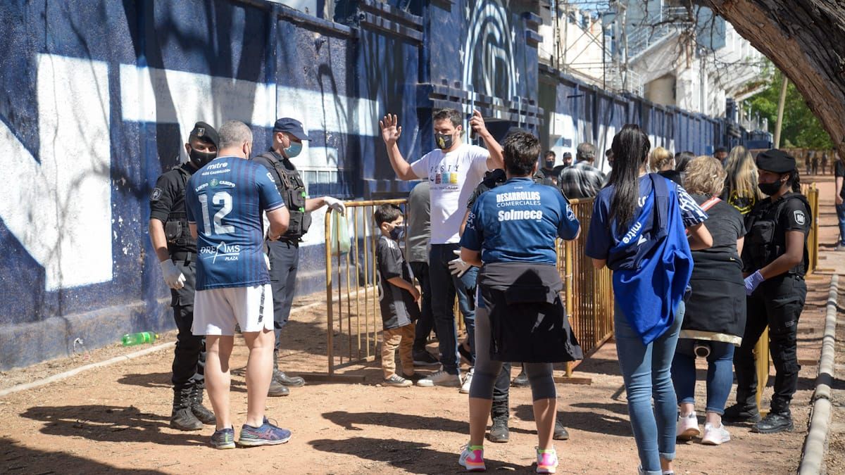 Los hinchas de la Lepra pasaron por los controles habituales