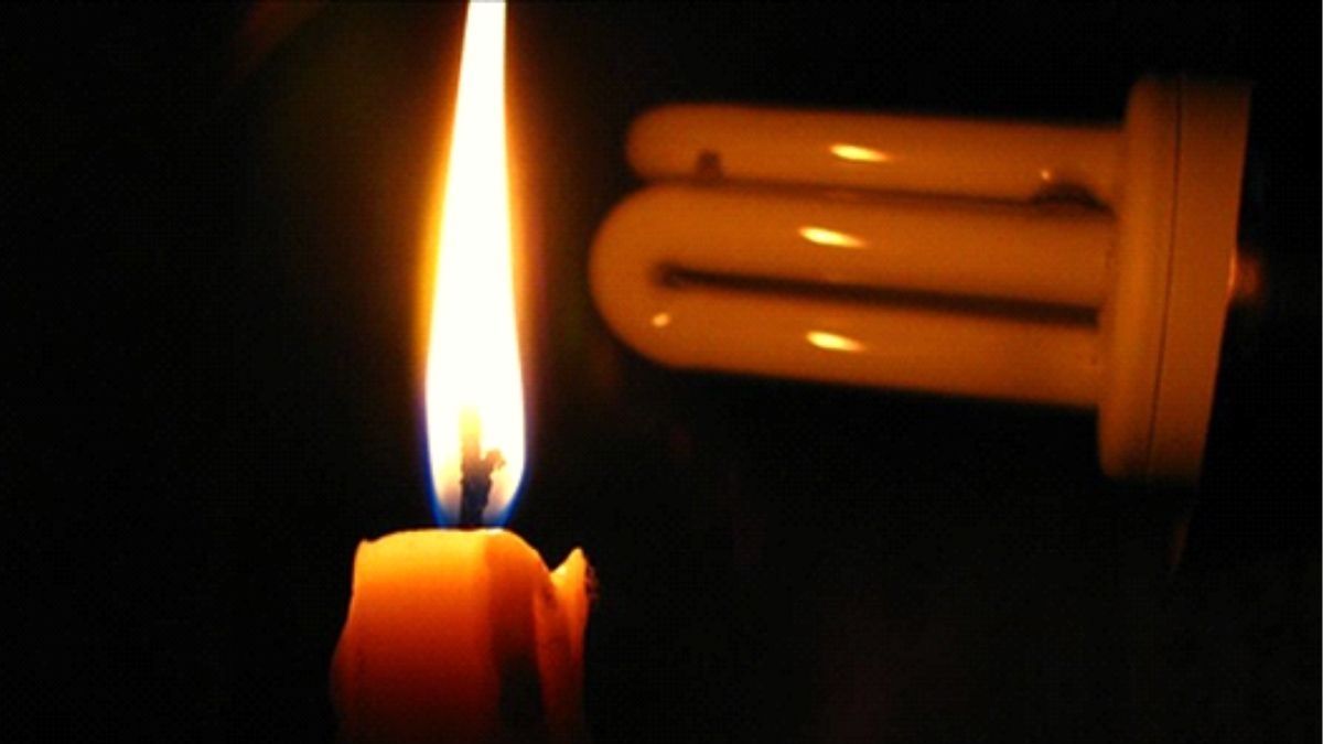 Luego del retorno de la electricidad, espere unos 10 minutos antes de enchufar equipos electrónicos.