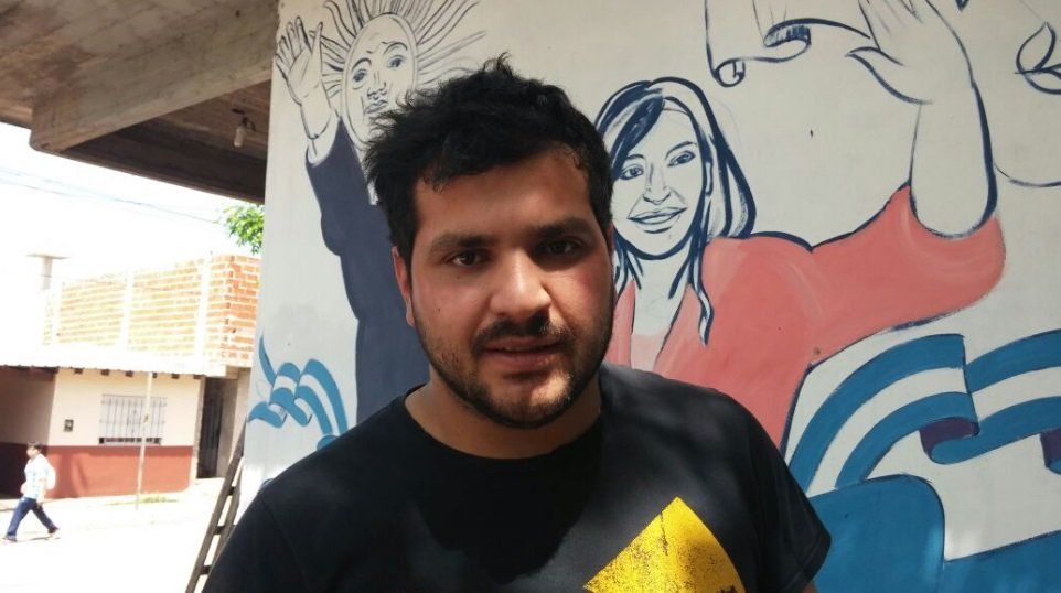 Uno de los hijos de DElía, a pura chicana frente a Servini de Cubría