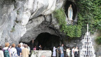 Católicos visitan el santuario de Lourdes, bajo mucha seguridad