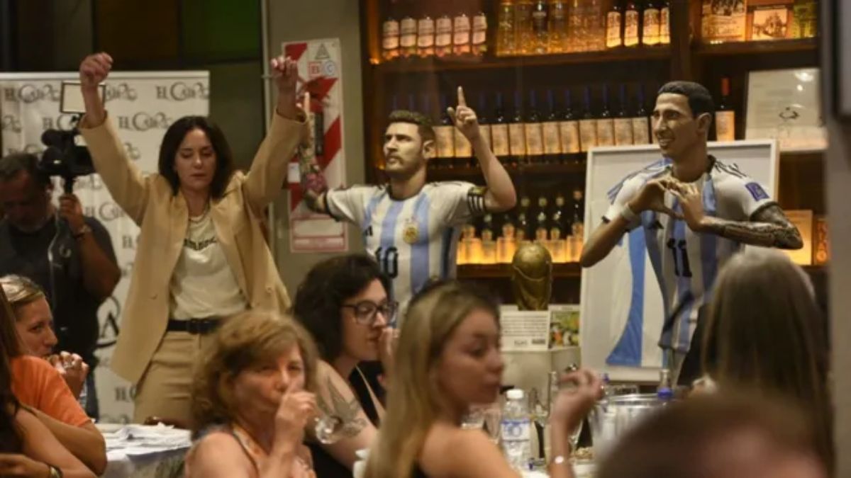 Lucha Aymar posó "en persona" junto a las estatuas de Lionel Messi y Ángel Di María. Ahora su estatua también estará junto a los ilustres rosarinos en el bar El Cairo. Lucha Aymar posó "en persona" junto a las estatuas de Lionel Messi y Ángel Di María. Ahora su estatua también estará junto a los ilustres rosarinos en el bar El Cairo.