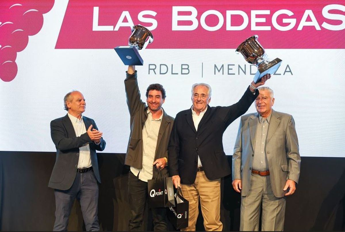 Los ganadores con sus trofeos.