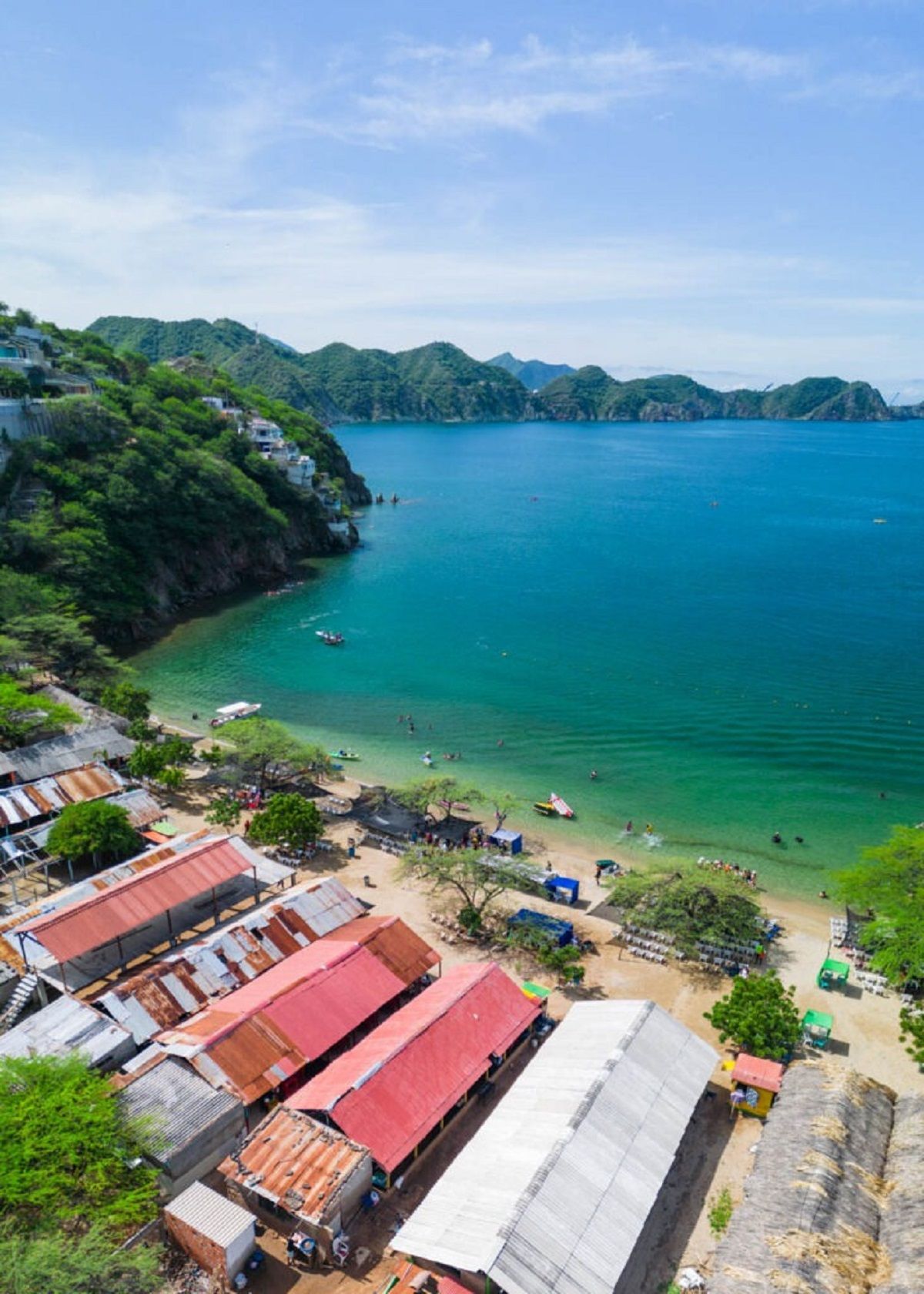 Playa Grande está rodeada de montañas y densa vegetación. Playa Grande está rodeada de montañas y densa vegetación.