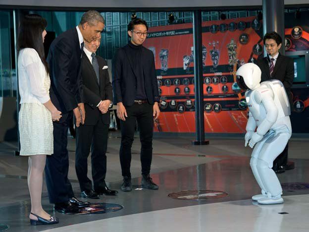 Obama peloteó con un robot japonés