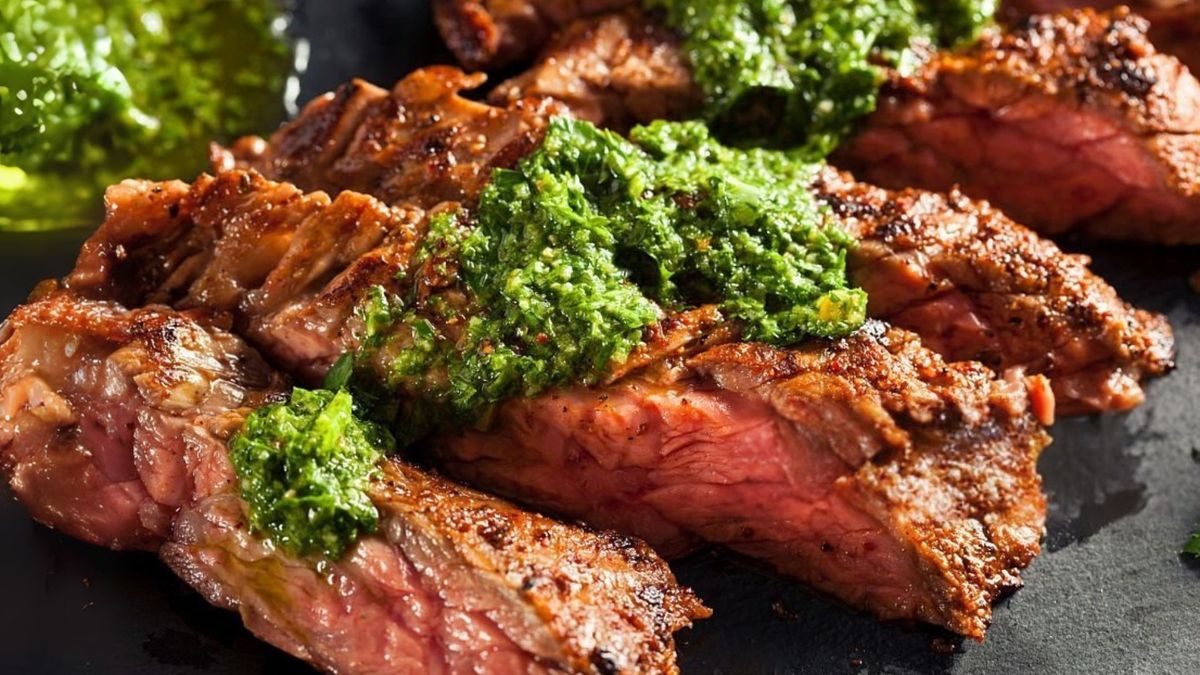 El chimichurri es una receta sencilla de preparar para acompañar el asado. Foto: iStock.