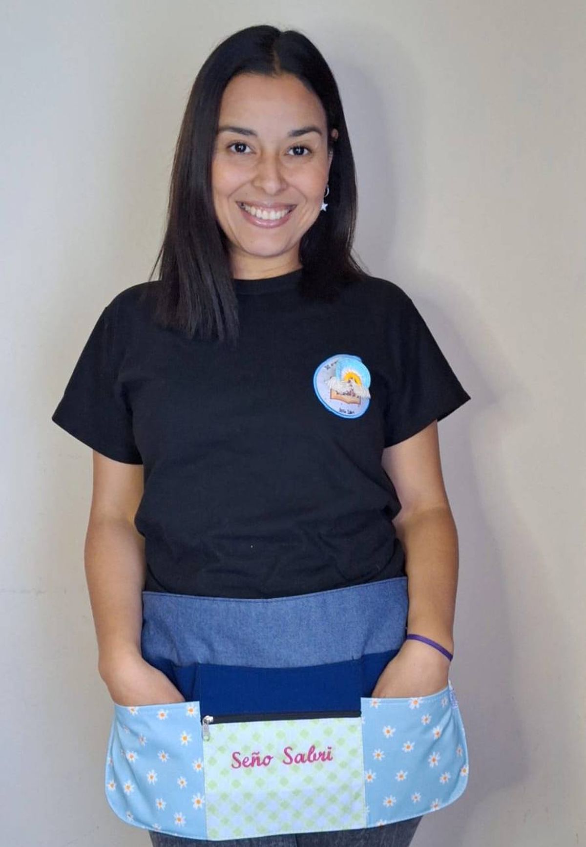 Después de tener su primera experiencia como docente en una guardería de vendimia, cuidando a hijos de cosechadores golondrinas, la profesora de nivel inicial elige dar clases en entornos rurales. Después de tener su primera experiencia como docente en una guardería de vendimia, cuidando a hijos de cosechadores golondrinas, la profesora de nivel inicial elige dar clases en entornos rurales.