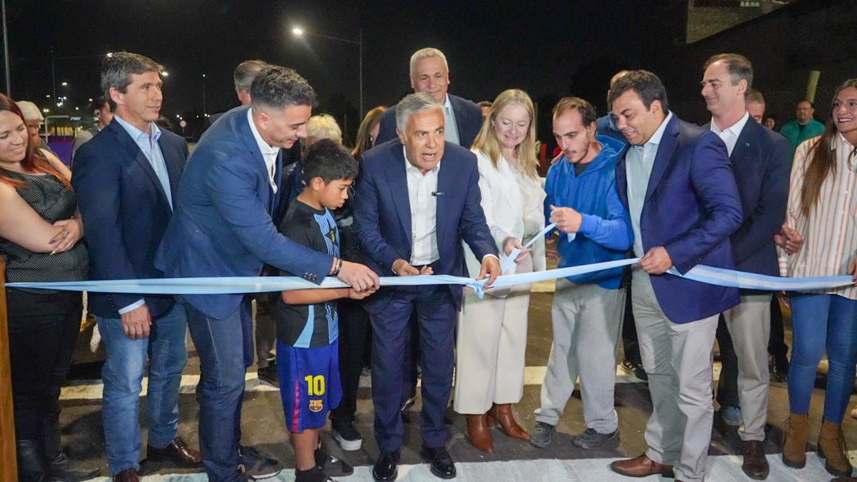 Corte de cintas, a cargo del gobernador Alfredo Cornejo, flanqueado por Marcos Calvente, Hebe Casado y Francisco Lo Presti.