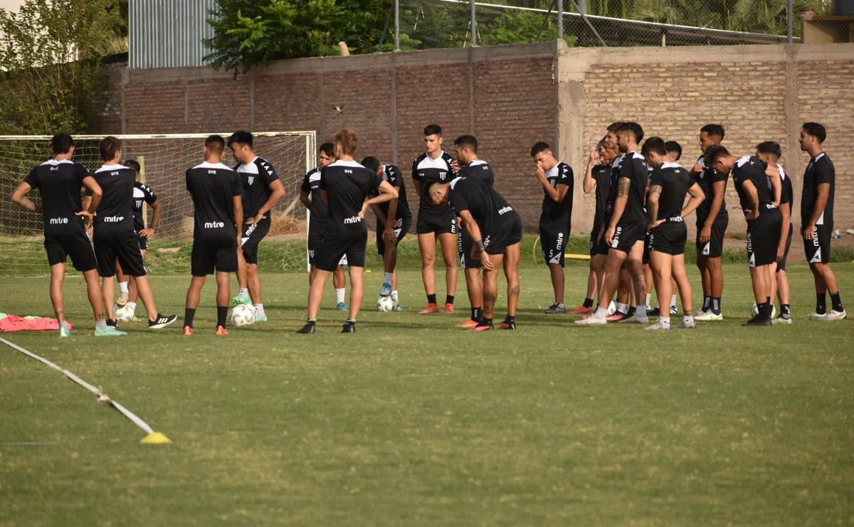 Gimnasia y Esgrima se prepara para jugar ante Almirante Brown, en Isidro Casanova.
