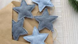 Transformá tus jeans viejos en hermosos adornos navideños.