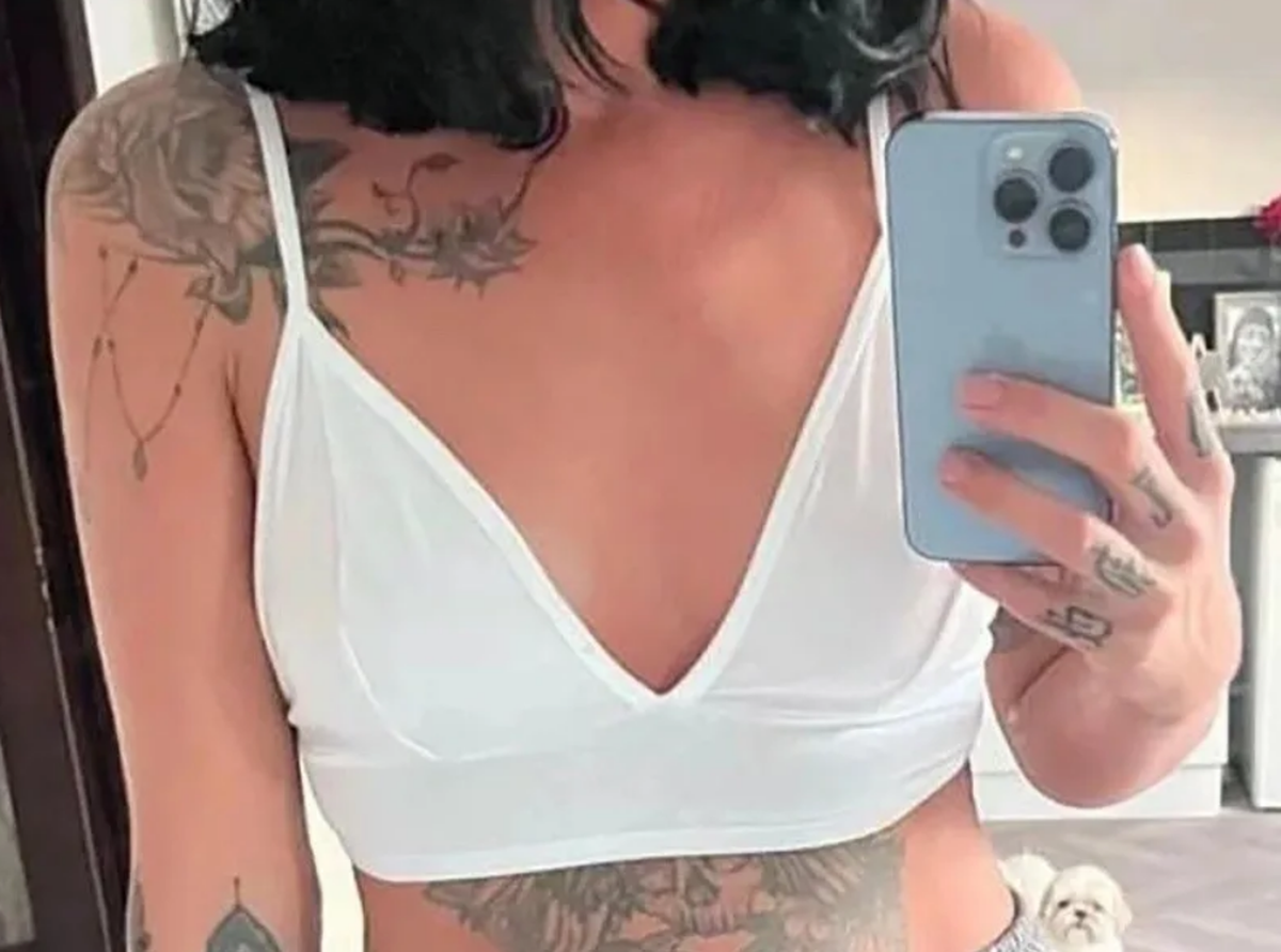 Discriminada. La echaron de un restorán por tener un "topcito" muy corto.