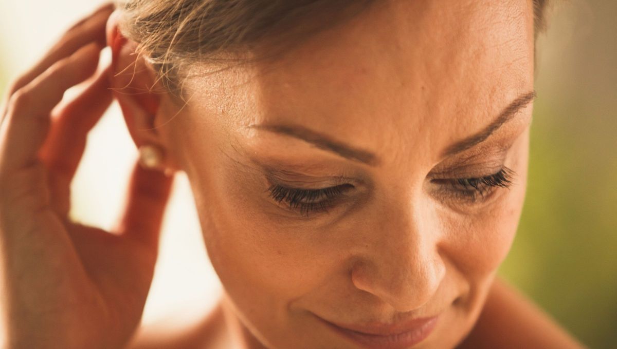 Tocarse la oreja a cada rato no es una casualidad. La psicología, tiene varios análisis sobre ese gesto tan repetido. Tocarse la oreja a cada rato no es una casualidad. La psicología, tiene varios análisis sobre ese gesto tan repetido.