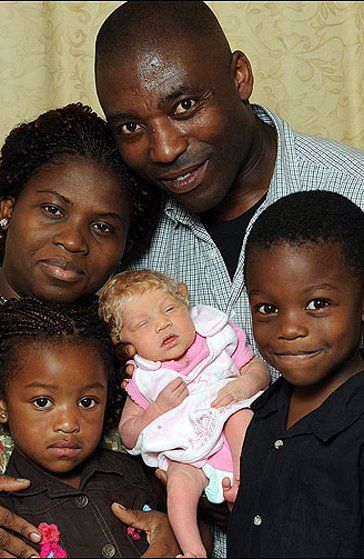 Increíble: nació una niña rubia en una familia negra y los padres no saben que pasó
