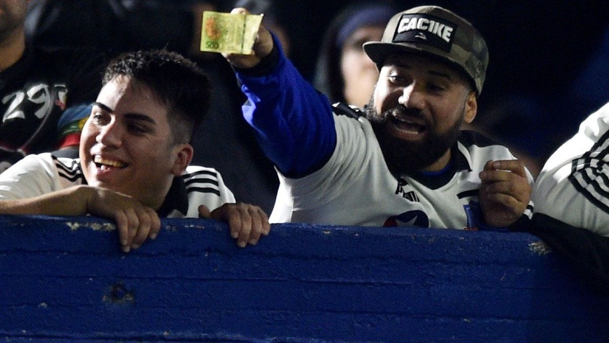 Los chilenos hinchas del Colo Colo tiraron billetes de $500 de manera de burla por la crisis económica en Argentina.