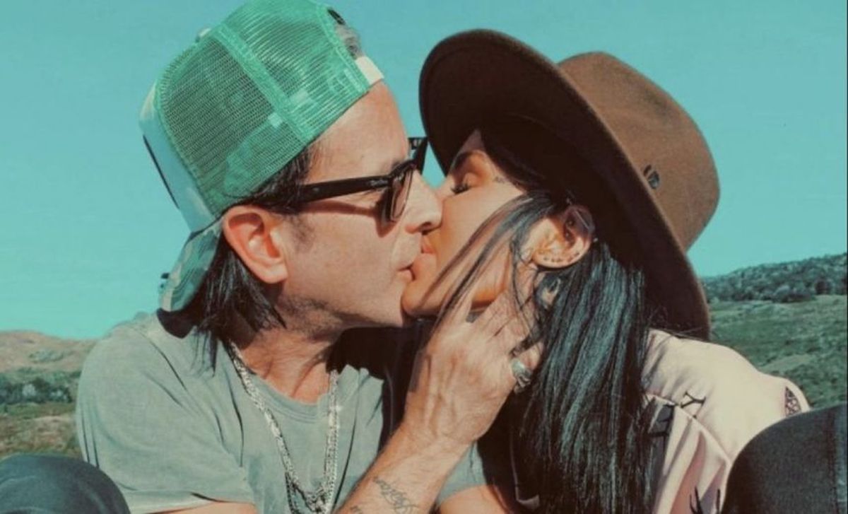 La modelo y el músico celebran su amor en Punta del Este. La modelo y el músico celebran su amor en Punta del Este.