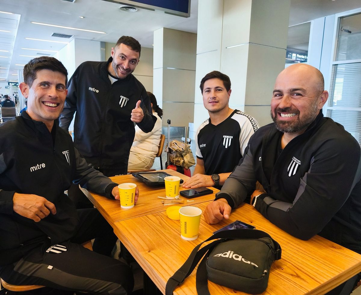Ezequiel Medrán, el entrenador de Gimnasia y Esgrima junto a Iván&nbsp;Quadrini, Joaquín Sastre y Nicolas Salvá