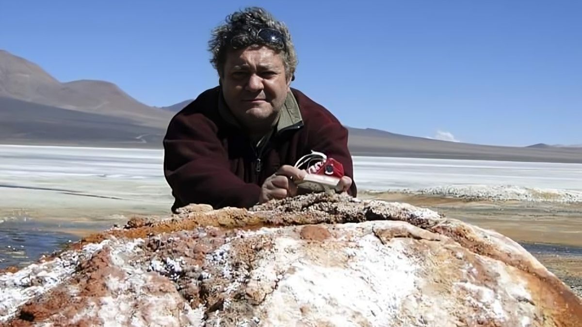 Horacio Bollati en el Valle de las lágrimas (Malargüe). El zapatito rojo es una tradición entre los que se aventuran hasta ahí. Y el trasfondo es interesante: al salir en busca de ayuda, Nando Parrado se llevó un calzado muy parecido a modo de amuleto y le dijo a Carlitos Páez, otro sobreviviente, que guardara el otro porque pronto iban a reunir el par; es decir que estarían salvados. Horacio Bollati en el Valle de las lágrimas (Malargüe). El zapatito rojo es una tradición entre los que se aventuran hasta ahí. Y el trasfondo es interesante: al salir en busca de ayuda, Nando Parrado se llevó un calzado muy parecido a modo de amuleto y le dijo a Carlitos Páez, otro sobreviviente, que guardara el otro porque pronto iban a reunir el par; es decir que estarían salvados.