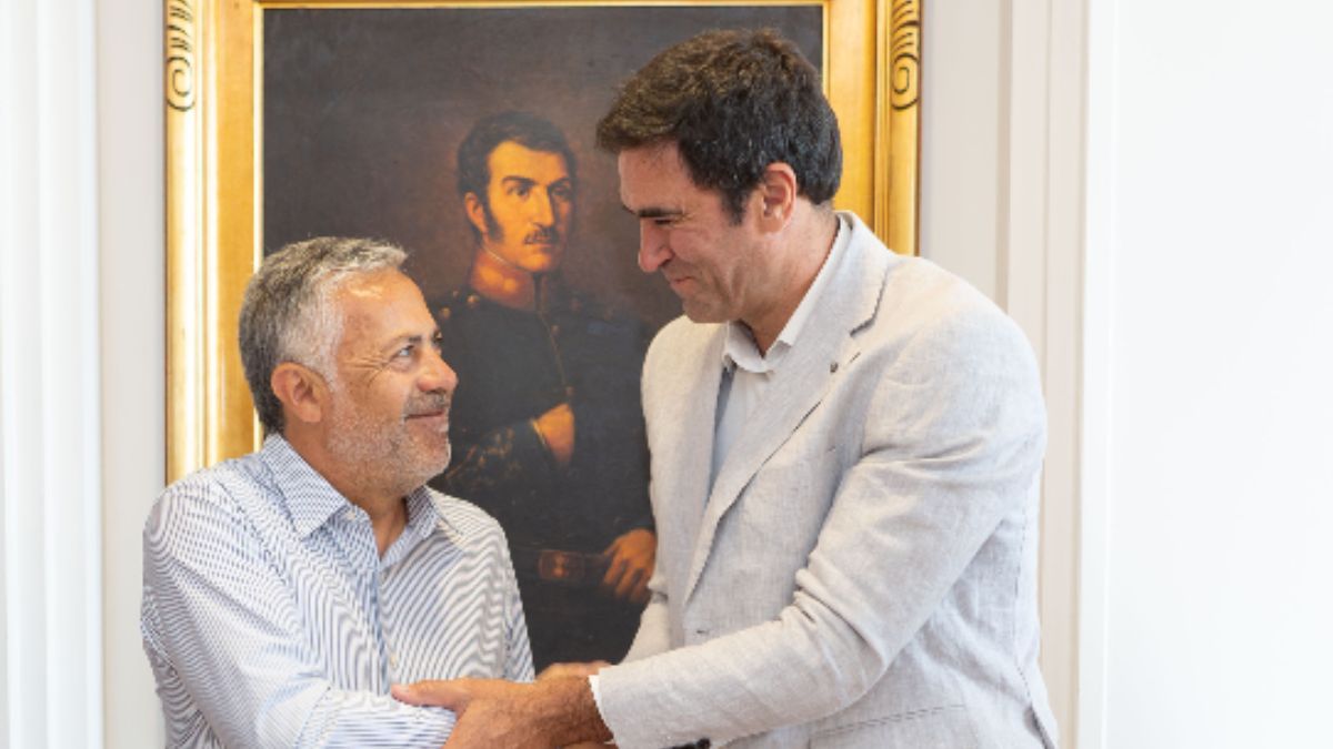 El intendente de Tunuyán, Emir Andraos valoró la colaboración del gobernador Alfredo Cornejo para la finalización de 300 viviendas El intendente de Tunuyán, Emir Andraos valoró la colaboración del gobernador Alfredo Cornejo para la finalización de 300 viviendas