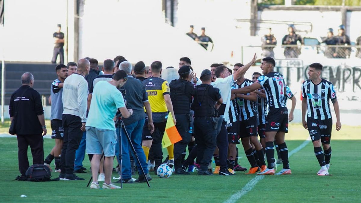 Los integrantes del cuerpo técnico de Gimnasia y Esgrima y de Estudiantes de Caseros se agredieron físicamente sobre el final del partido. Los integrantes del cuerpo técnico de Gimnasia y Esgrima y de Estudiantes de Caseros se agredieron físicamente sobre el final del partido.