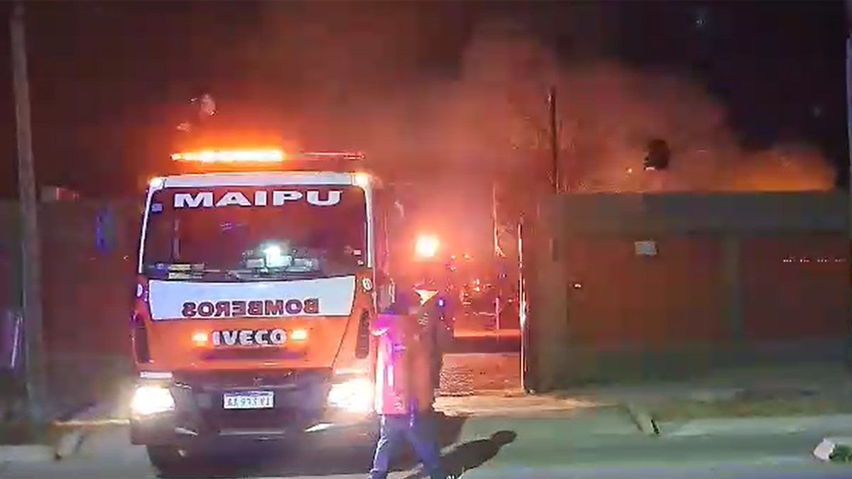 Las llamas afectaron un galpón donde había cubiertas viejas y herramientas. Las llamas afectaron un galpón donde había cubiertas viejas y herramientas.