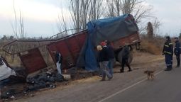 Accidente en Junín: el camión finalizó dentro de un zanjón.