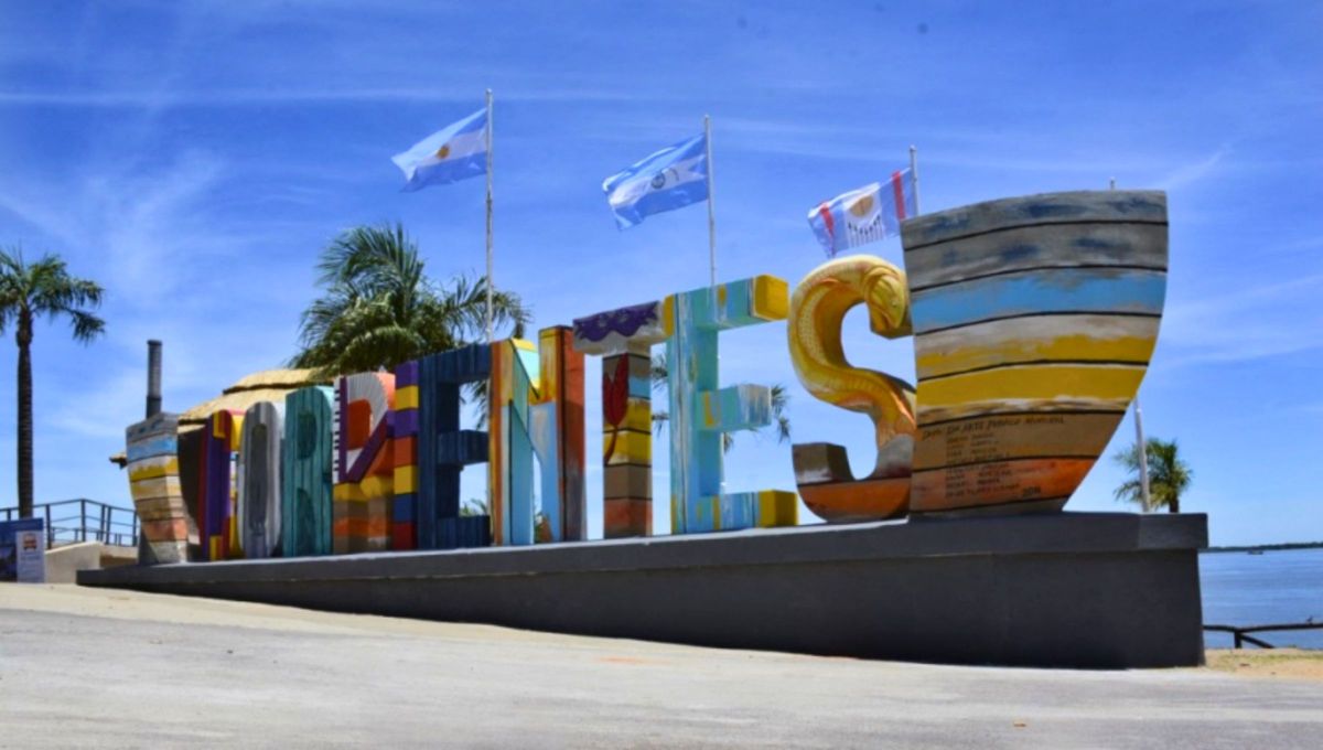 La bandera de Corrientes era parecida a la del pa&iacute;s, pero se suprimi&oacute; el sol para agregarle el escudo, lo que despu&eacute;s fue dejado sin efecto agreg&aacute;ndole un pico azul celeste en la franja blanca con la base sobre el asta.