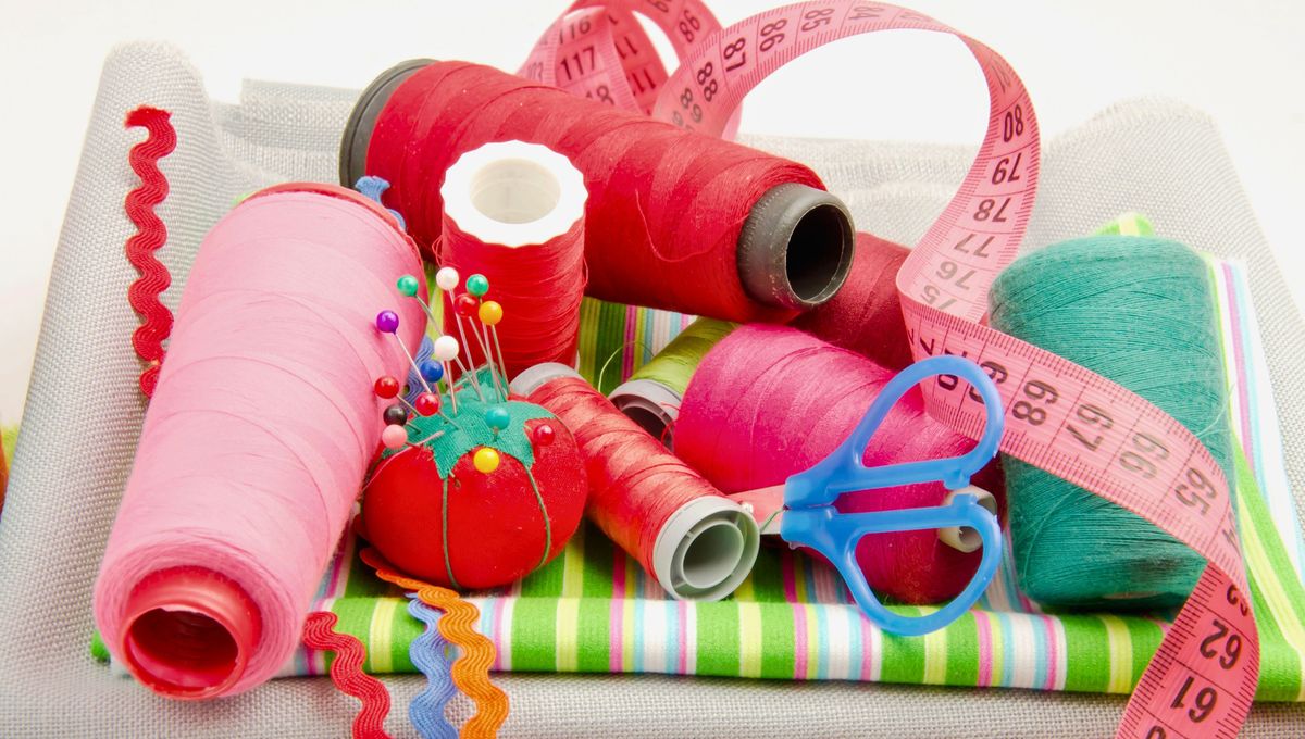 Un truco de costura puede ser usado para refaccionar ropa vieja o crear prendas desde cero. Un truco de costura puede ser usado para refaccionar ropa vieja o crear prendas desde cero. 