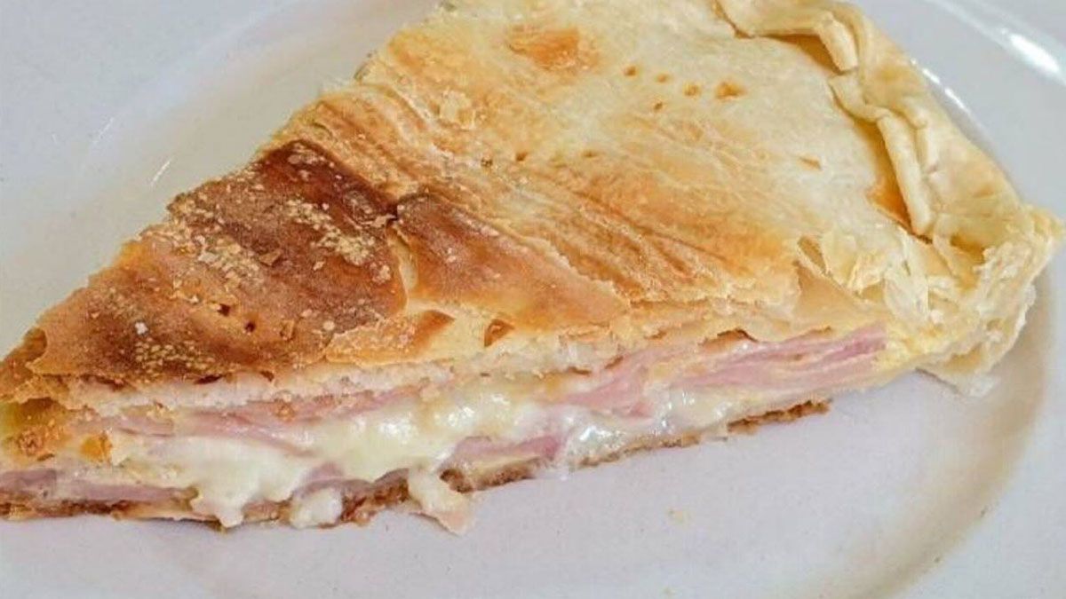 Con ingredientes fáciles de conseguir, esta receta de tarta de jamón y queso es del agrado de casi todas las personas. Con ingredientes fáciles de conseguir, esta receta de tarta de jamón y queso es del agrado de casi todas las personas.