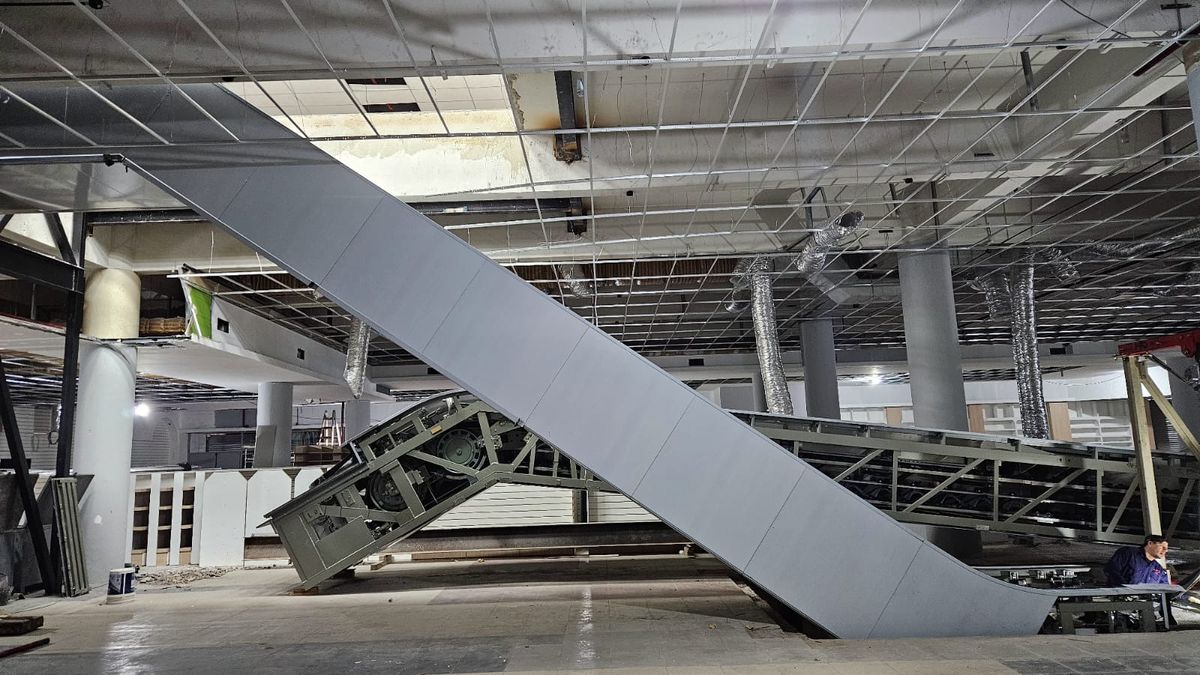 La imagen recrea el momento de la instalación de las escaleras mecánicas en el local comercial donde funcionará DD2 Regalos. La imagen recrea el momento de la instalación de las escaleras mecánicas en el local comercial donde funcionará DD2 Regalos.