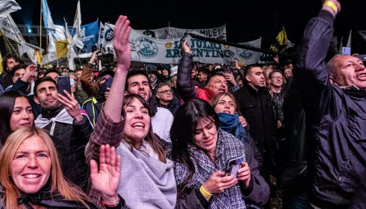 El PD y los seguidores de Milei en Mendoza se re nen en caravana