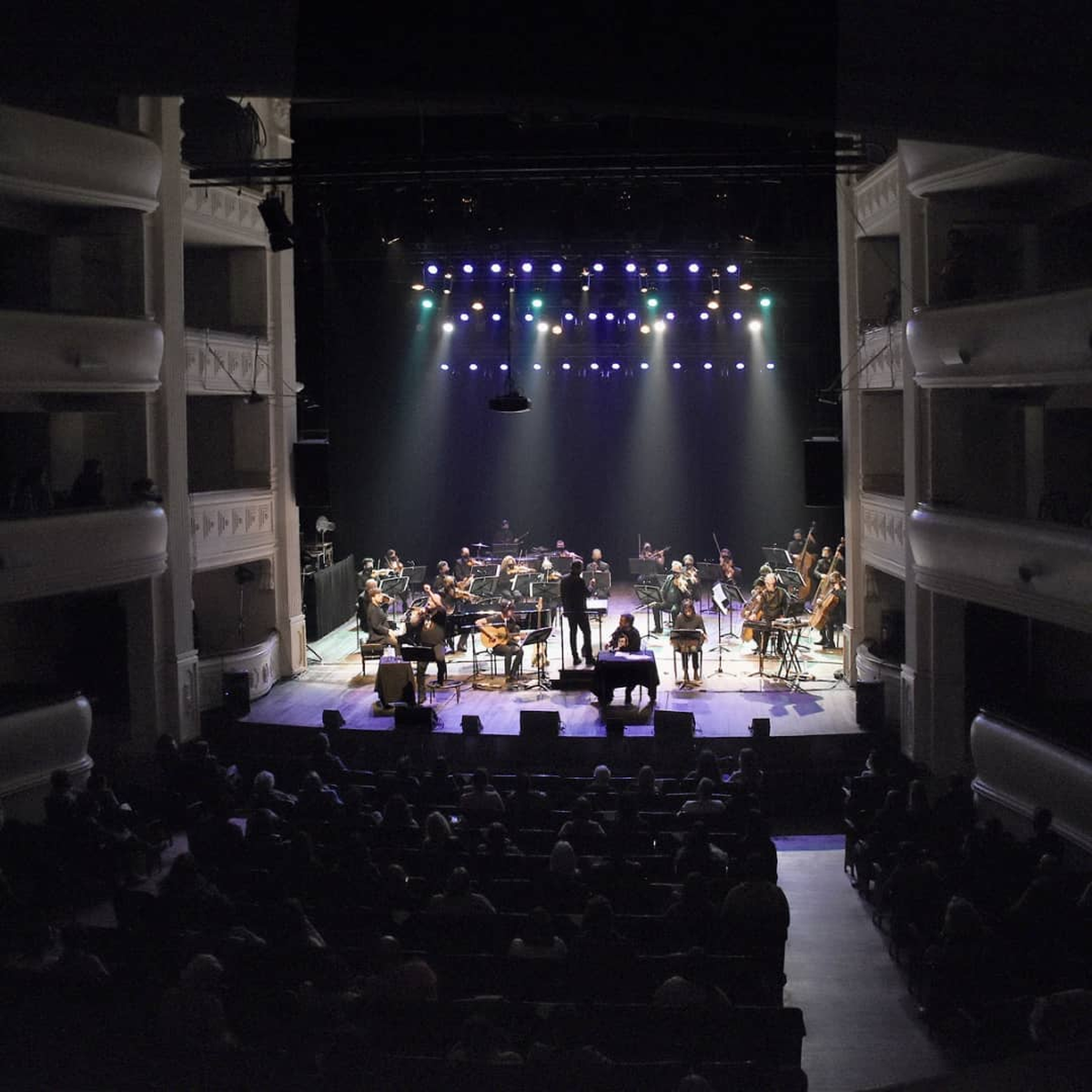La Filarmónica de Mendoza y los músicos invitados hicieron las delicias del público durante la presentación de Casciari y Cucuza Castiello.