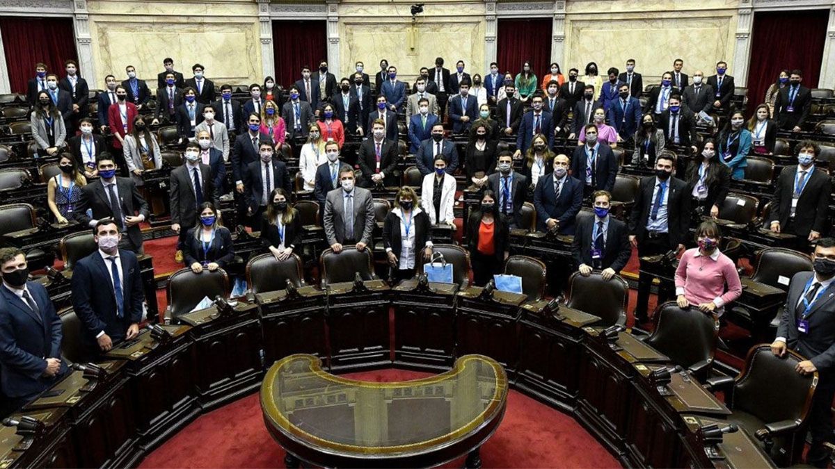 El presidente de la Cámara de Diputados, Sergio Massa, recibió en el Congreso a más de 90 estudiantes universitarios y profesionales en distintas áreas.