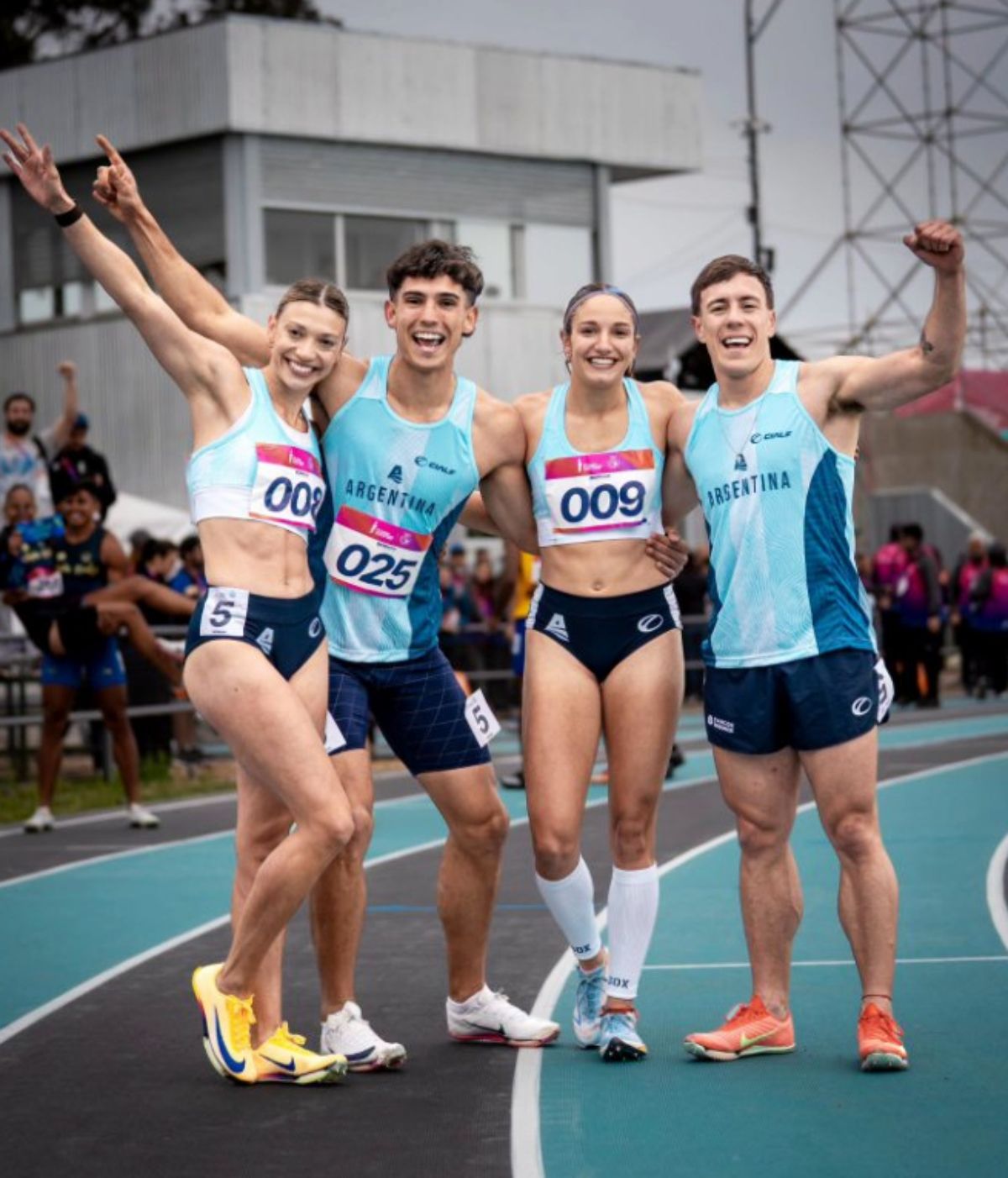 El equipo mixto del 4x100 logró medalla de plata. El equipo mixto del 4x100 logró medalla de plata.