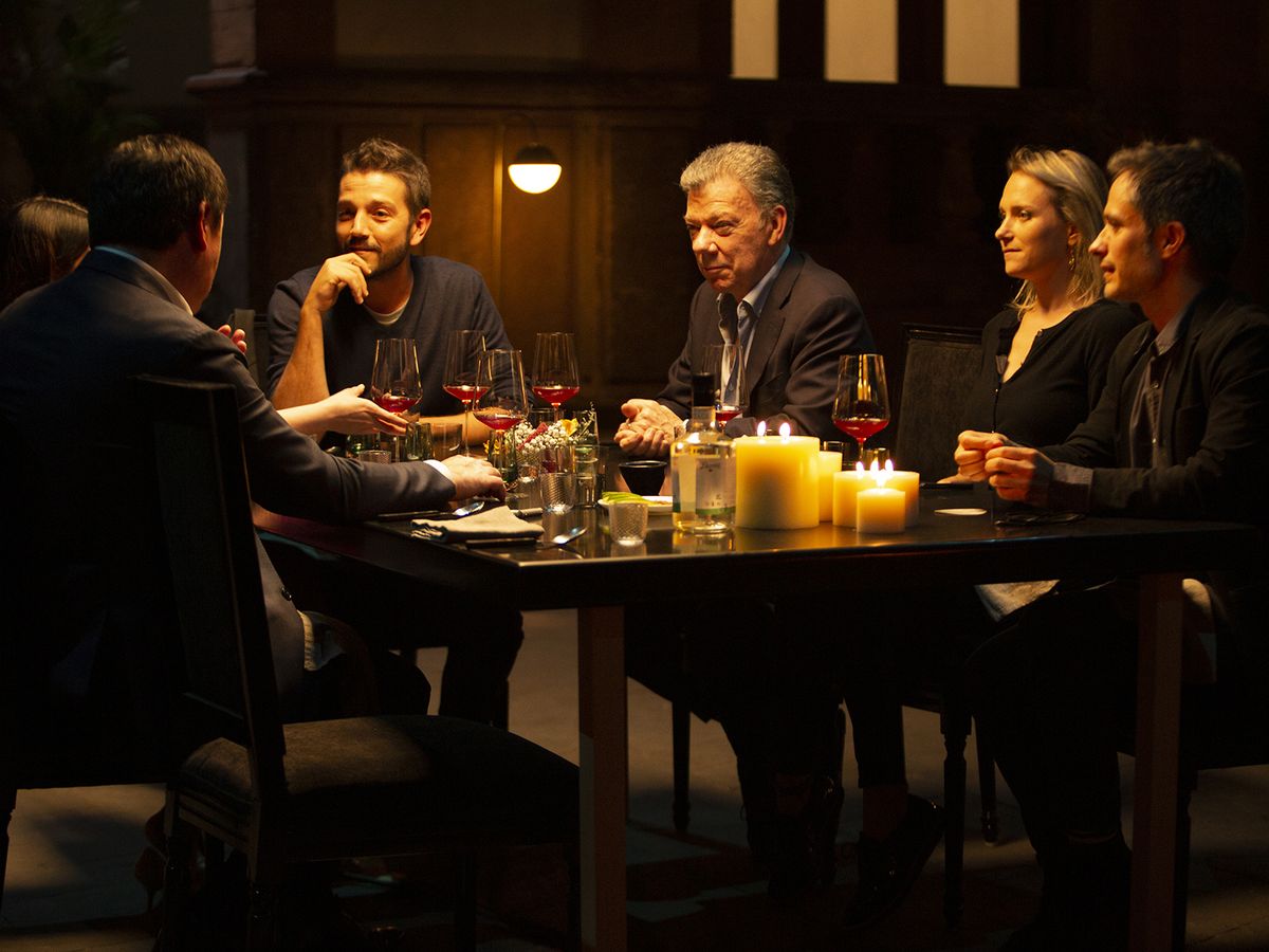 Algunos rostros familiares que aparecen en la serie son Gael García Bernal, Enrique Olvera, Elena Reygadas, Ana de la Reguera y muchos otros más. Imagen: Prime Video. Algunos rostros familiares que aparecen en la serie son Gael García Bernal, Enrique Olvera, Elena Reygadas, Ana de la Reguera y muchos otros más. Imagen: Prime Video.