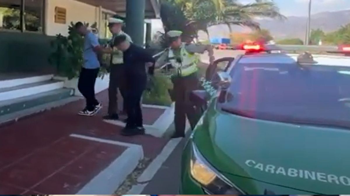 El momento en el que los delincuentes, uno de Chile y otro de Cuba, llegan a la comisaría. Se dedicaban a robar a turistas argentinos.