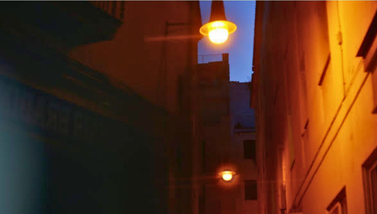 Un hombre camina debajo de un farol y su sombra se refleja en una pared. De repente, la sombra desaparece, aunque el hombre continúa allí. Un hombre camina debajo de un farol y su sombra se refleja en una pared. De repente, la sombra desaparece, aunque el hombre continúa allí.