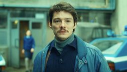 El actor Tomasz Zietek interpreta al novato policía Robert Mrozowski en la película de Netflix. El actor Tomasz Zietek interpreta al novato policía Robert Mrozowski en la película de Netflix.