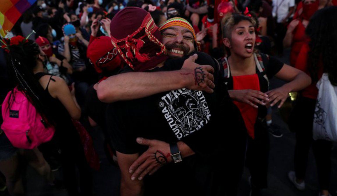 Los chilenos salieron a las calles a celebrar el triunfo del Apruebo en el prebiscito que se desarrolló este domingo para redactar una nueva Carta Magna