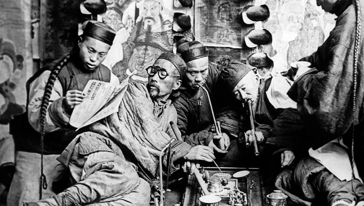 La primera guerra mundial por las drogas fue en China, cuando las potencias imperiales de la época, sobre todo el Imperio Inglés, sometieron a una nación con instituciones poco consolidadas, e impusieron sus afanes comerciales a sangre y fuego. La primera guerra mundial por las drogas fue en China, cuando las potencias imperiales de la época, sobre todo el Imperio Inglés, sometieron a una nación con instituciones poco consolidadas, e impusieron sus afanes comerciales a sangre y fuego. 