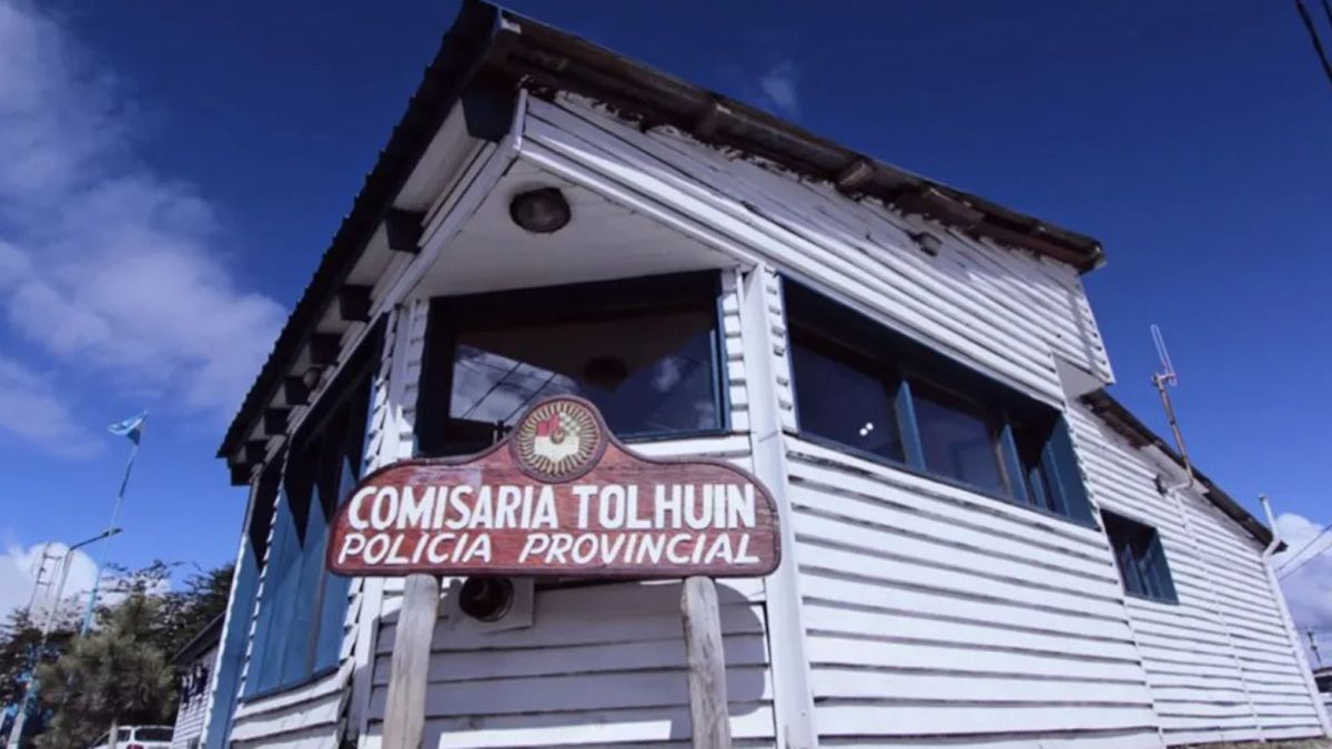 Los efectivos policiales de la Comisaría de Tolhuin detuvieron a la pareja de la médica hallada muerta por orden judicial, y fue acusado de femicidio