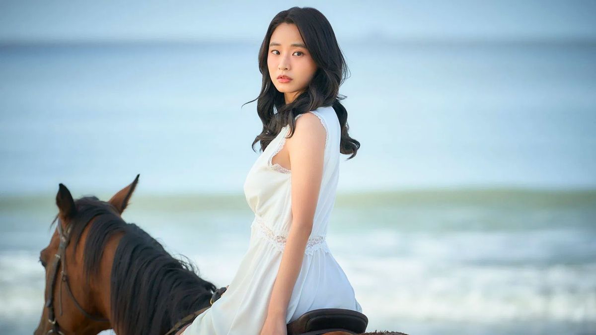 Bang Hyo-rin es la protagonista de la serie Aema. Bang Hyo-rin es la protagonista de la serie Aema.