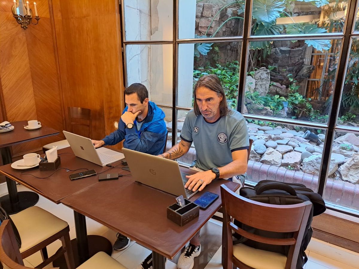 Demaldé y el cuerpo técnico prepararon el partido entre Independiente Ribadavia y Deportivo Riestra