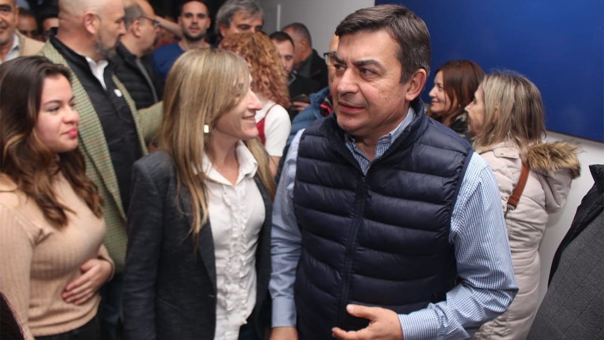 Omar De Marchi en el búnker de La Libertad Avanza en Mendoza, detrás se ve a quien fue electa diputada nacional por el partido de Milei, Mercedes Llano. Omar De Marchi en el búnker de La Libertad Avanza en Mendoza, detrás se ve a quien fue electa diputada nacional por el partido de Milei, Mercedes Llano.