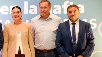 Flor Destefánis, Fernando Ubieta y Martín Aveiro participaron de un reclamo contra Luis Caputo Flor Destefánis, Fernando Ubieta y Martín Aveiro participaron de un reclamo contra Luis Caputo